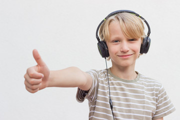 Teenager hört Musik