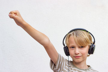 Teenager hört Musik mit ausgestrecktem Arm