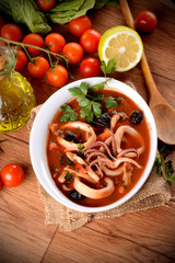 zuppa di calamari con pomodoro e olive nere