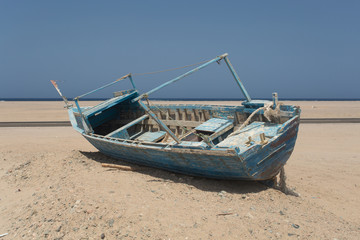 Obraz premium Altes Fischerboot auf den Strand