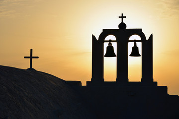Beffroi d'église grecque au coucher de soleil