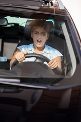 Frau macht einen Autounfall