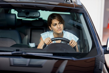 Frau streitet im Auto