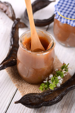 marmellata di carrube biologica nel vasetto di vetro