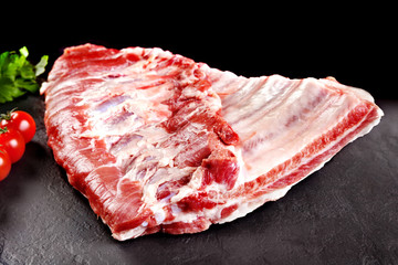 Costillas y chuletas de cerdo  para barbacoa.  carnicería.
