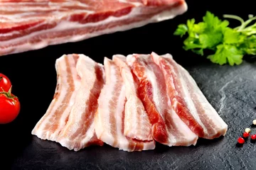 Keuken spatwand met foto Carne fresca y cruda. Filetes de Bacon y panceta para barbacoa. Bodegón © TaniaC.