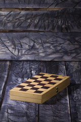 Шахматная доска на деревянном фоне