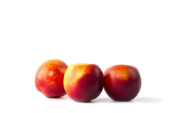 Персики на белом фоне