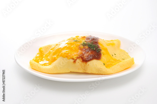 お皿にのせた ふわふわ卵のオムライス 白背景 Wall Mural Arancio