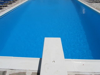 Trampolino bianco piscina