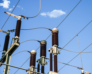 Transformator Trafostation mit Wolken und Blauen Himmel