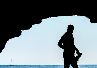 Sagoma di marinaio nella grotta