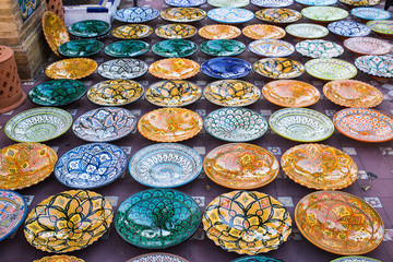 Patterned glazed dishes