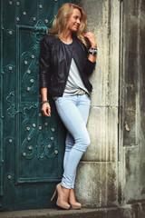 Fototapeta premium Girl bliya Green Old Door.