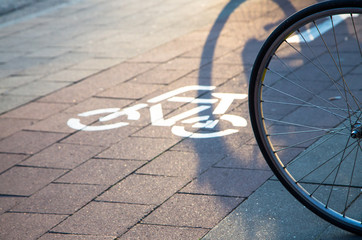 Vorderrad an Radweg