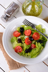 fresca insalata di lattuga, pomodorini e olive nere
