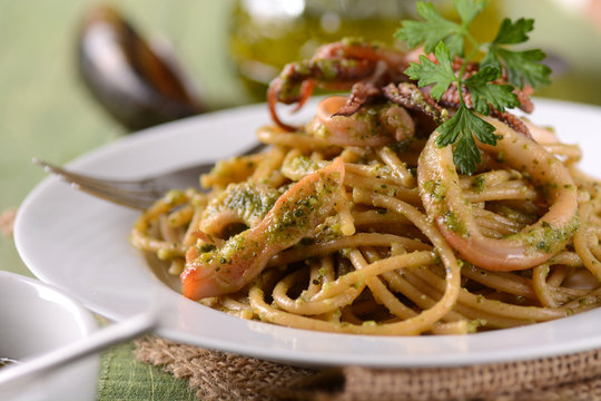 spaghetti al pesto con calamari