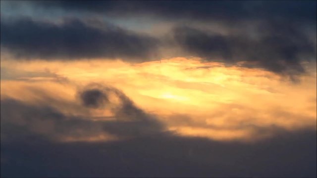 Sonnenuntergang mit Regenwolken im Vordergrund, echtzeit
