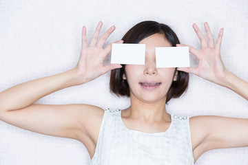 カードを持つ女性