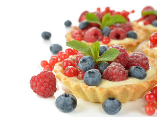 Cake with custard and berries