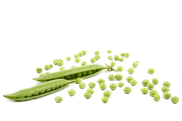Obraz na płótnie Canvas Green peas on a white background.