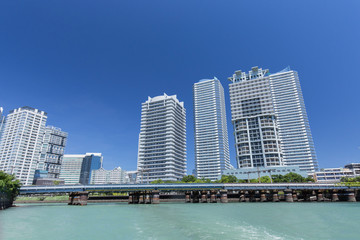 Fototapeta na wymiar 海から見た横浜駅周辺の高層ビルとマンション