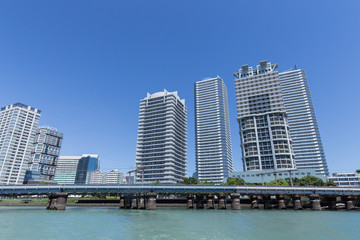 Fototapeta na wymiar 海から見た横浜駅周辺の高層ビルとマンション