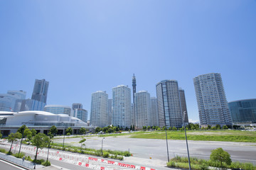Fototapeta na wymiar 開発が進む横浜みなとみらい地区（建設中の高層ビルとマンション）