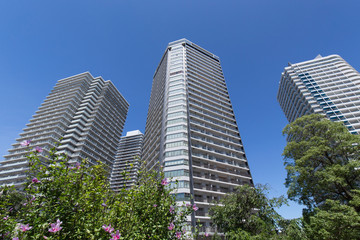 Fototapeta na wymiar 横浜みなとみらいの高層ビルとマンション
