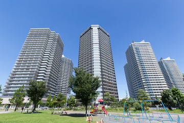 Obraz premium 横浜みなとみらいの高層ビルとマンション