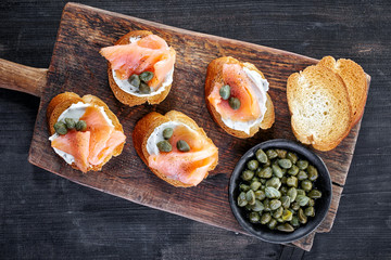 toasted bread with smoked salmon