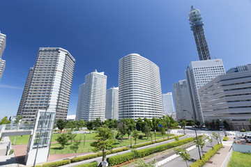 Obraz premium 横浜みなとみらいの高層ビルとマンション