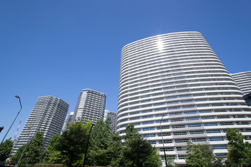 Fototapeta premium 横浜みなとみらいの高層ビルとマンション