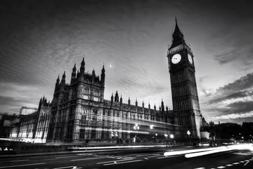 Fotobehang Rode bus, Big Ben en Westminster Palace in Londen, het Verenigd Koninkrijk. & 39 s nachts. Zwart en wit © Photocreo Bednarek