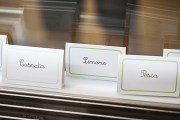Cartellini di gelati esposti in vetrina