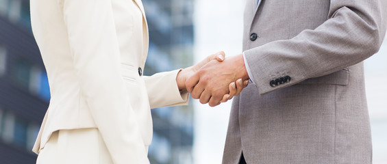 close up of business couple shaking hands © Syda Productions