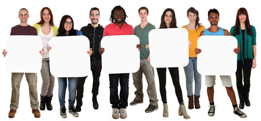 Obraz premium Gruppe junge Leute People halten Textfreiraum für fünf Buchsta