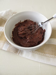 Frisch zubereitete Schokoladencreme in einer Schüssel