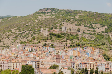 Obraz premium Bosa, Altstadt, Stadt, Burg, Kastell, Festung, historische Häuser, Kathedrale, Fluss, Mittelmeer, Insel, Sardinien, Sommer, Italien