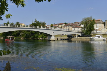 Passerelle au dessus de la Charente près de la vieille ville basse d'Angoulême 