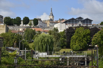 La ville haute d'Angoulême et son marché couvert depuis le pont du chemin de fer 