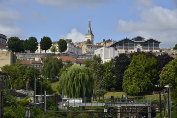 Fototapeta na wymiar La ville haute d'Angoulême avec ses bâtiments historiques depuis le pont à deux pas de la gare 