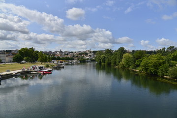 Obraz premium La Charente vers la ville haute d'Angoulême, vue depuis la passerelle 