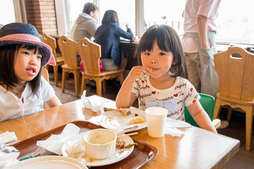 レストランで食事をする子供