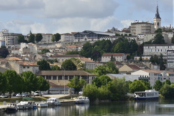 Fototapeta premium Le quai de plaisance et la ville historique d'Angoulême 