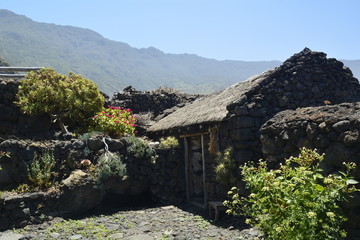 Fototapeta na wymiar Antigua casa de los Bimbaches. Eco museo de Guinea. Isla de El Hierro. Canarias 