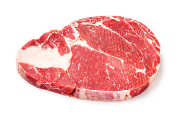 Close up steak de faux-filet de boeuf cru isolé sur blanc - image de mise au point profonde