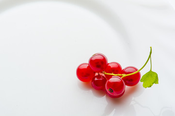 Johannisbeeren auf einem Teller
