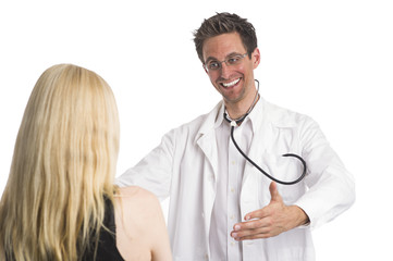 Arzt spricht mit einer blonden Frau