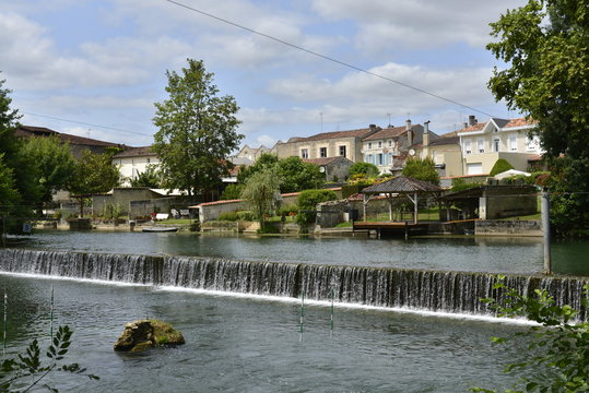 Cascade artificiel de maintien de niveau d'eau dans la Charente devant un quartier r&eacute;sidentiel 